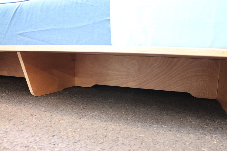 木製フレームの床板下