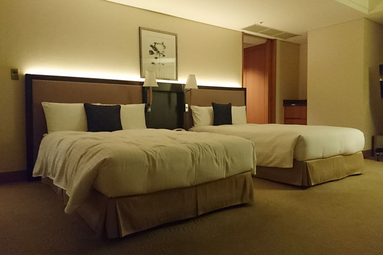 高級ホテルのベッドルーム