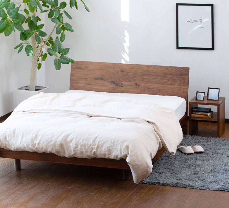 木製のベッドフレーム