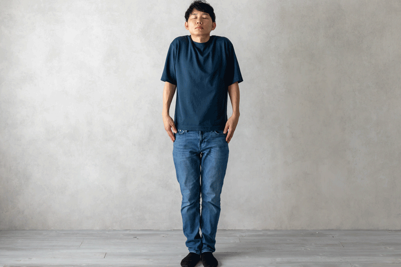 肩を持ち上げて落とす