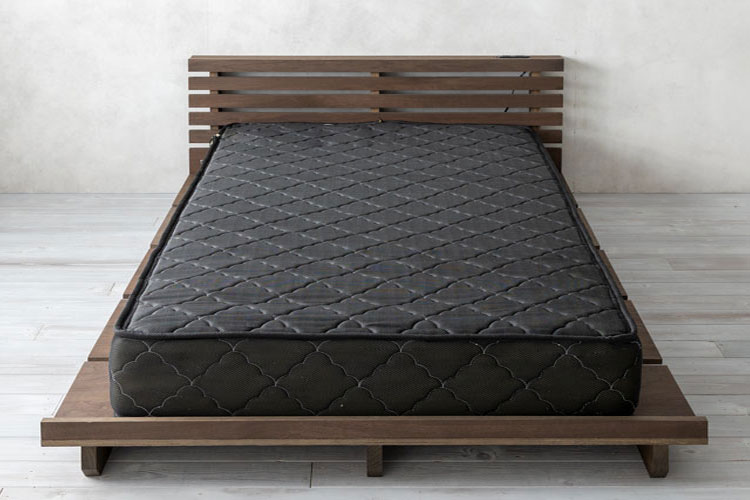 ダブルのフレームにセミダブルのマットレス