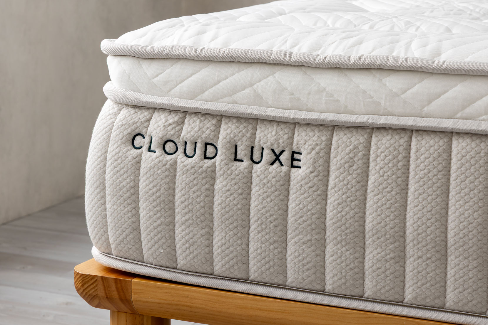 「CLOUD LUXE」の刺繍