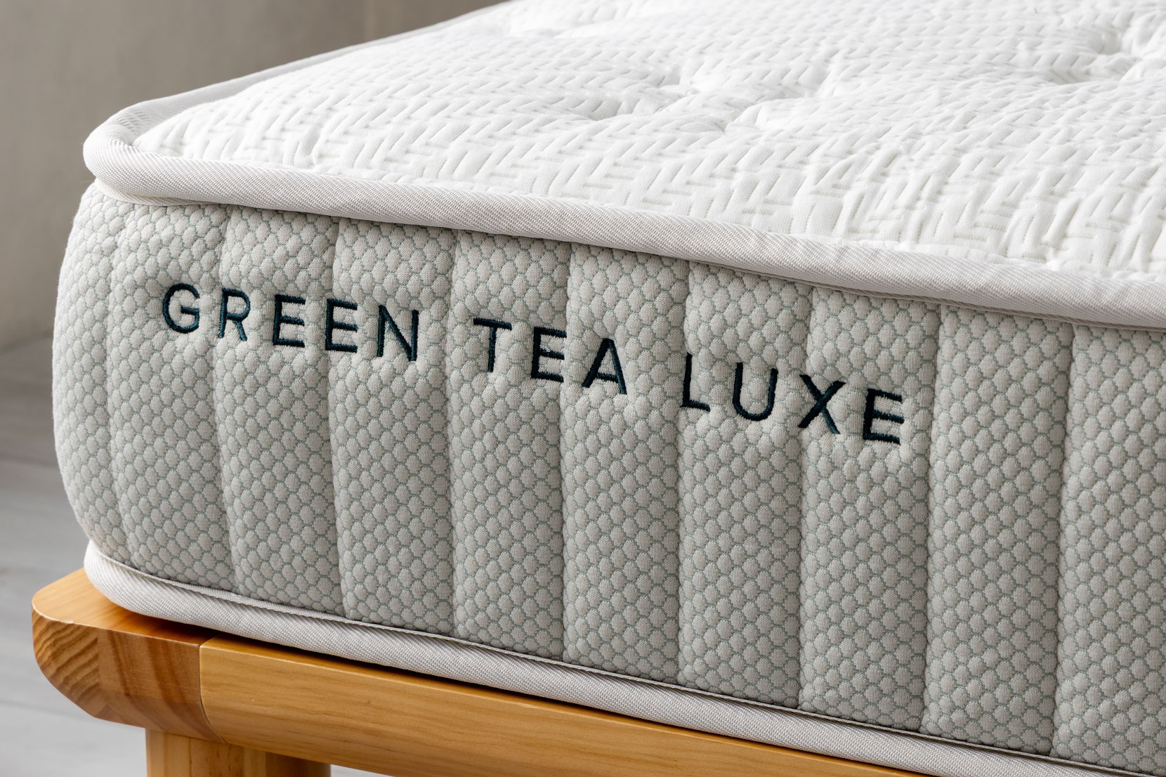 「GREEN TEA LUXE」の刺繍