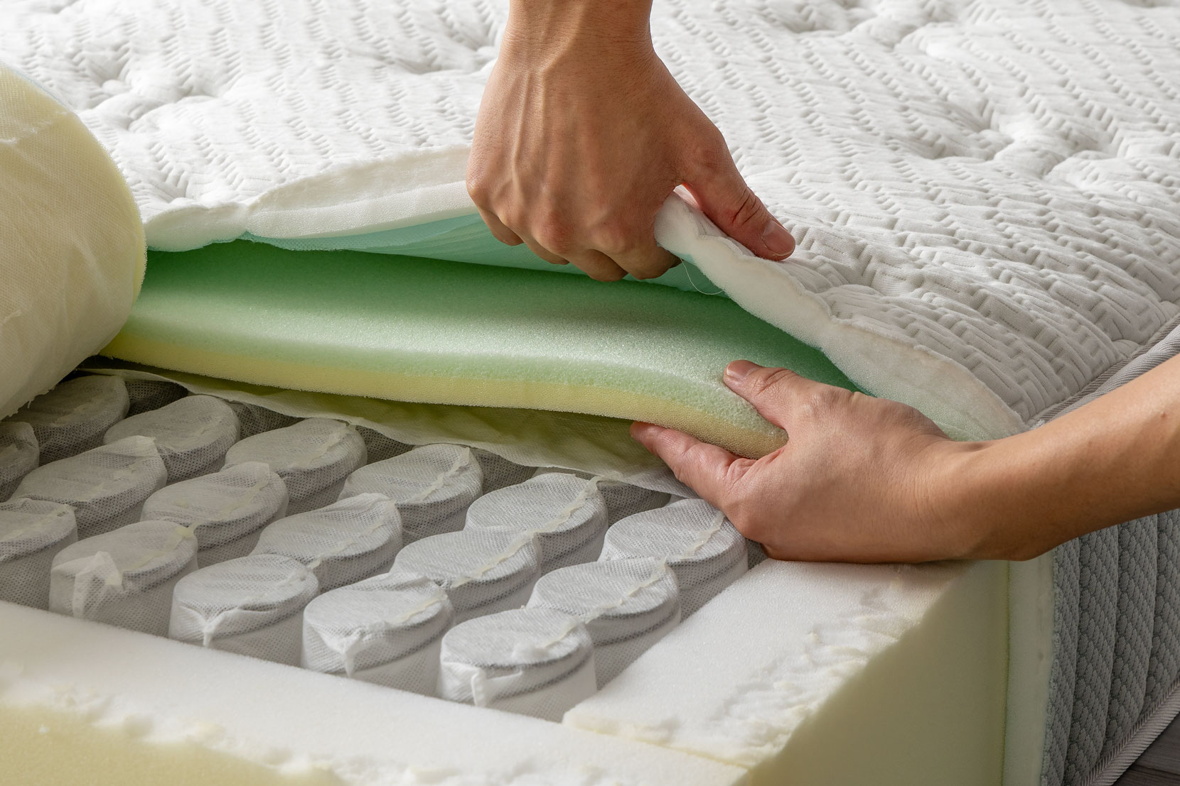 GreenTeaメモリーフォーム(緑色)、ZINUSベースフォーム(黄色)