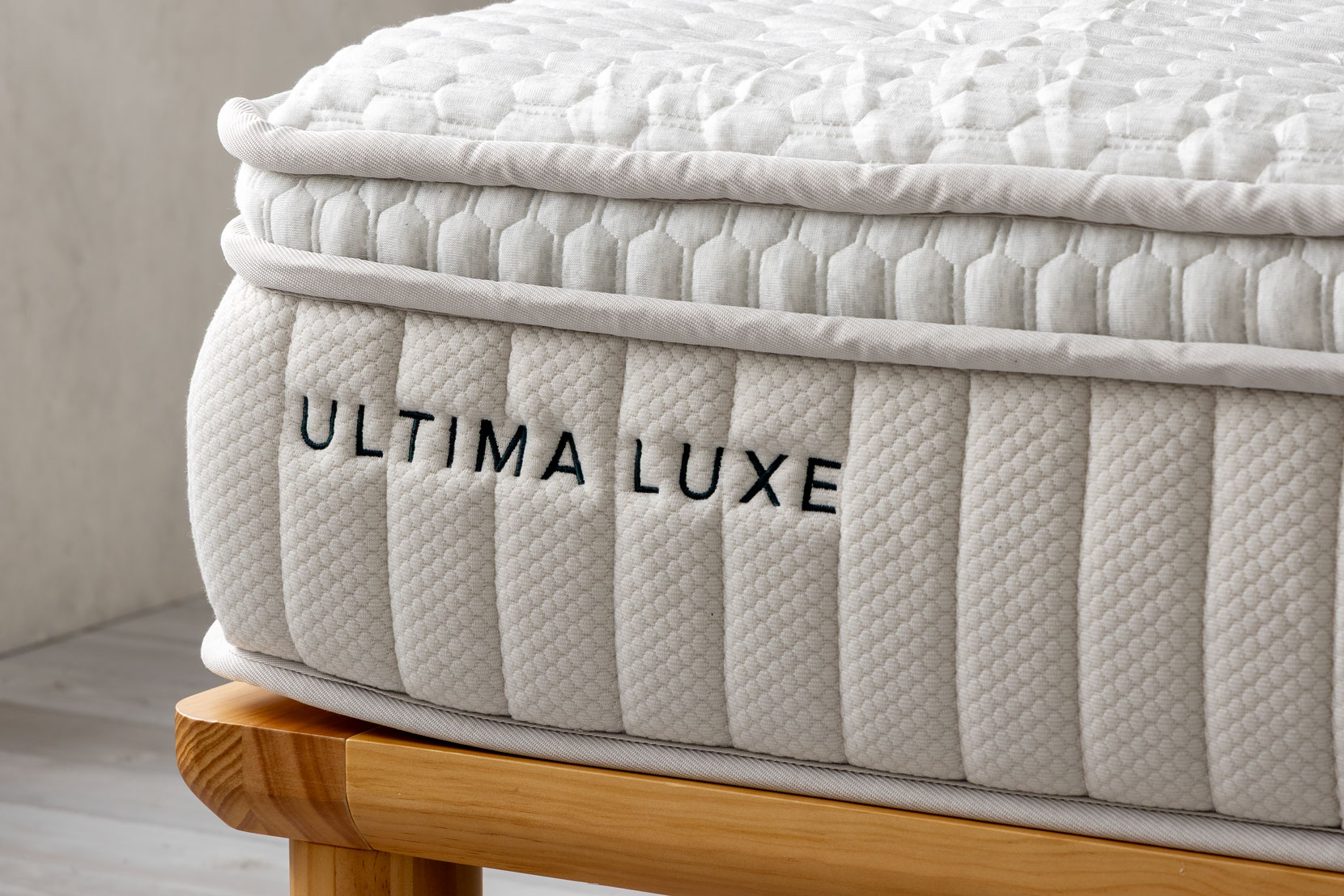 「ULTIMA LUXE」の刺繍