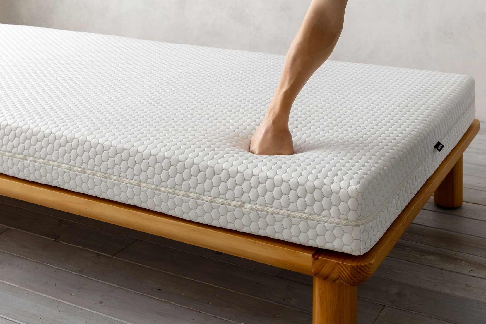 マットレスを手で押す