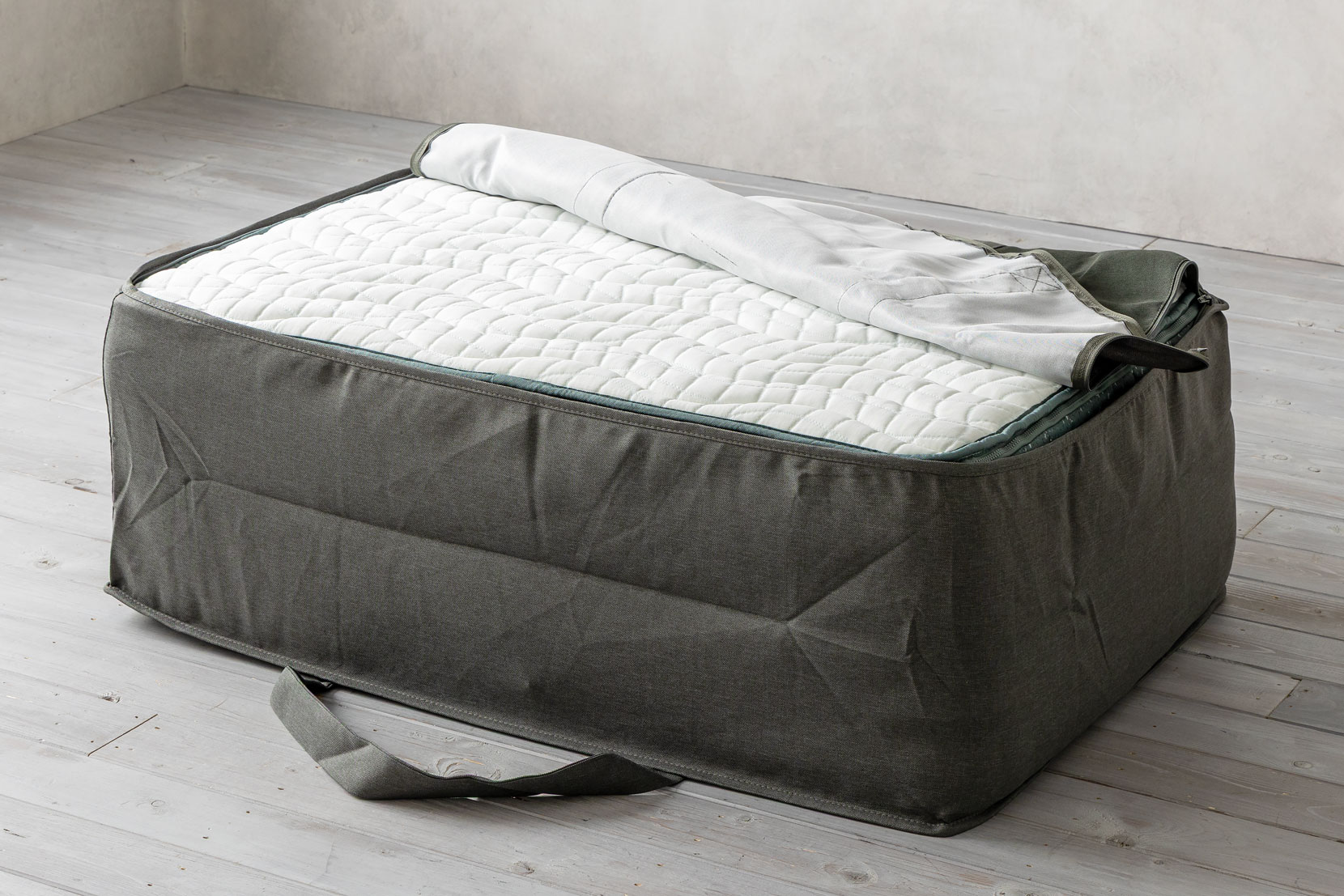 三つ折りにして収納