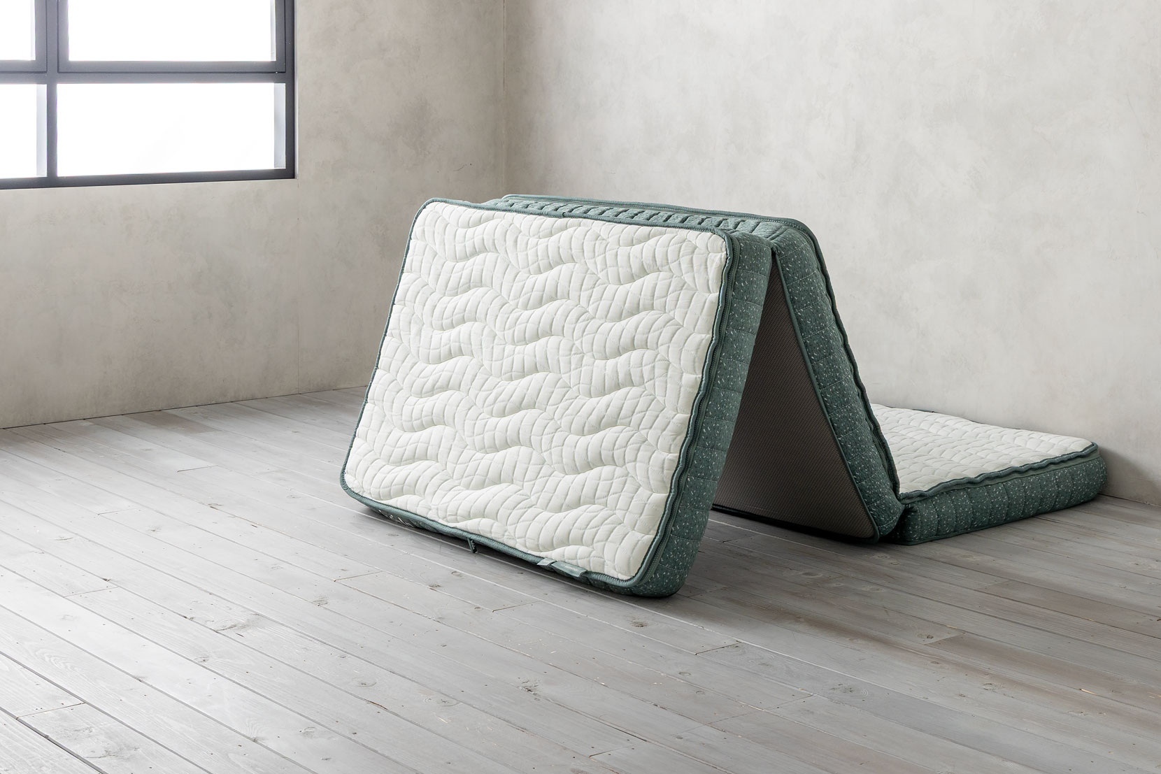 山折り部分は隙間を感じやすいので、足位置に来るように寝ましょう