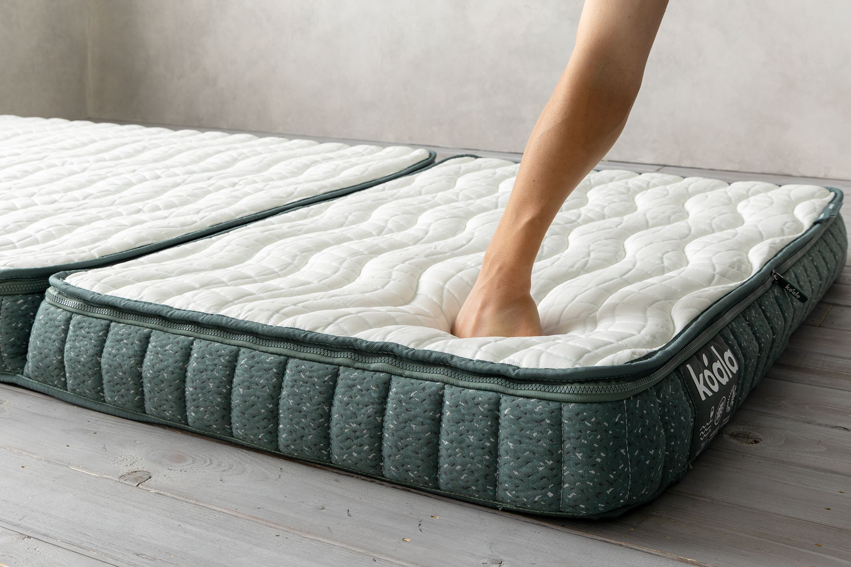 耐久性(マットレスを手で押す)