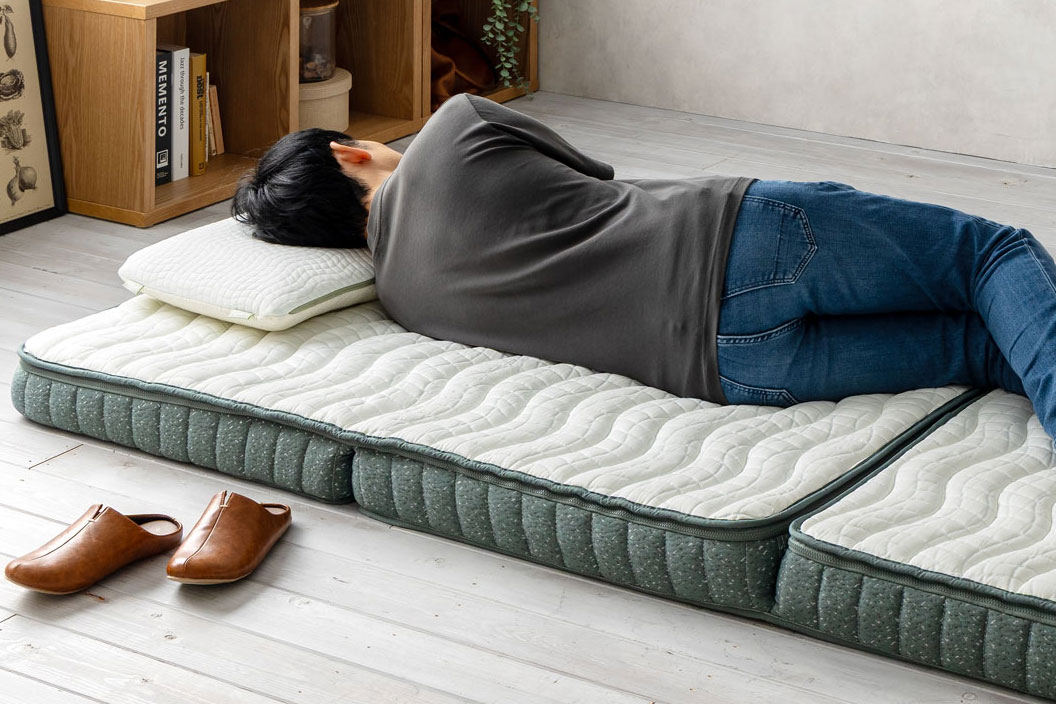 ブロックの隙間をトッパー層が覆う構造