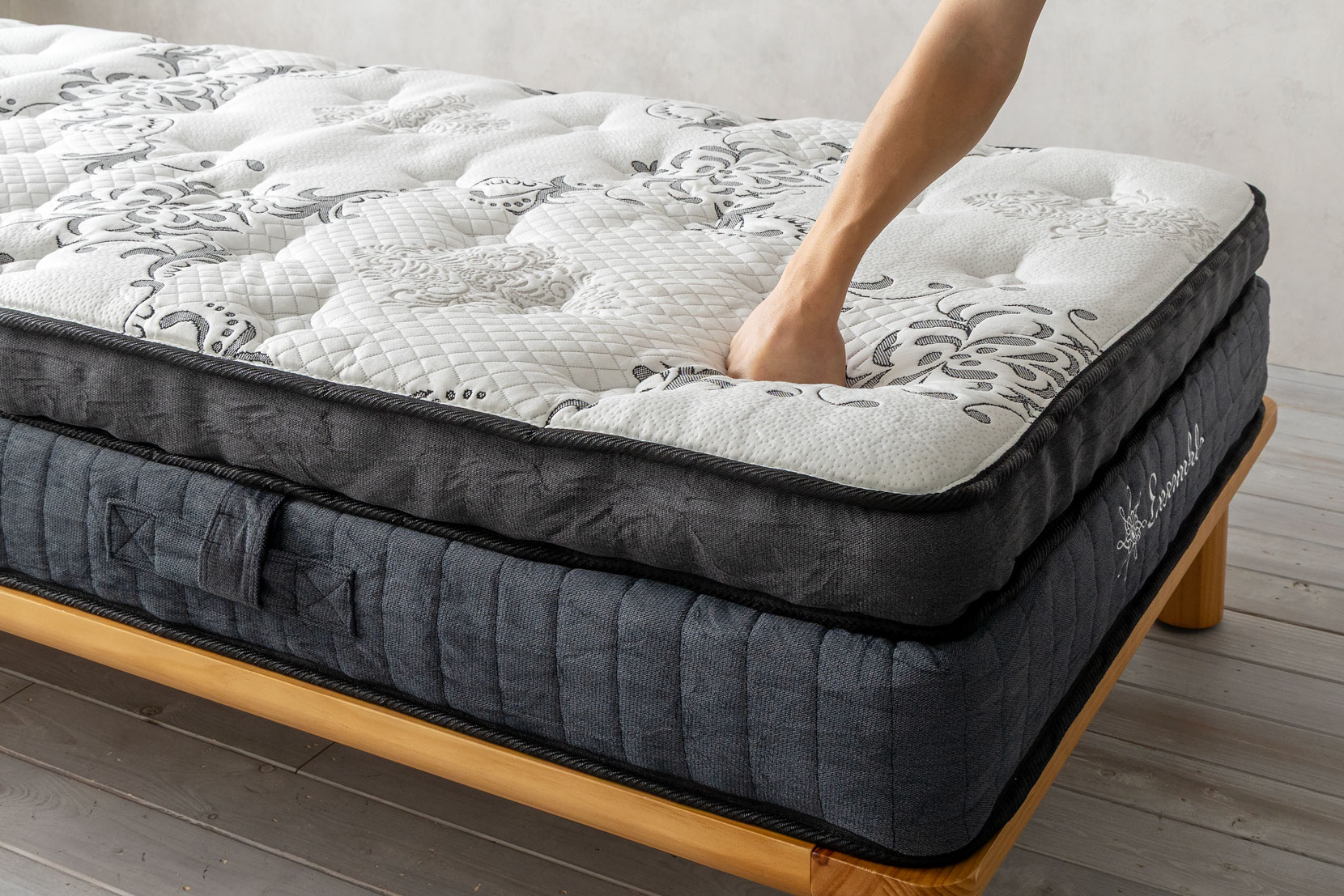 耐久性（マットレスを手で押す）