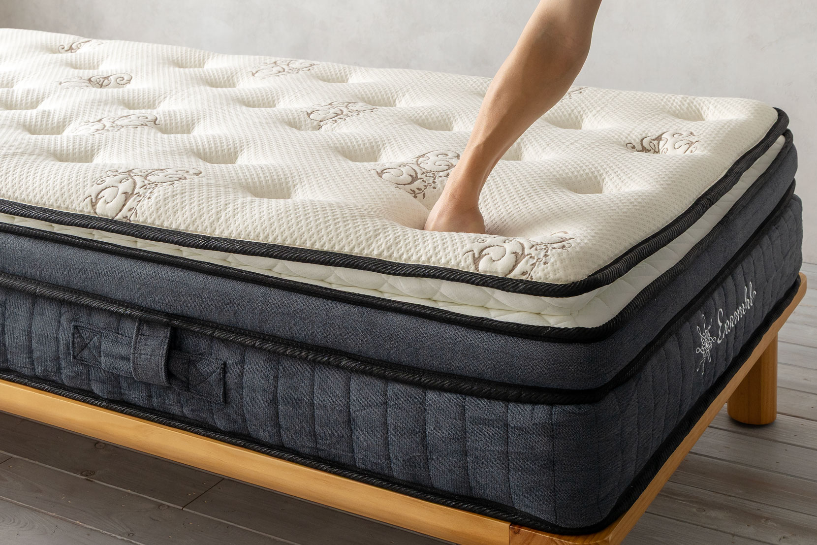 耐久性（マットレスを手で押す）