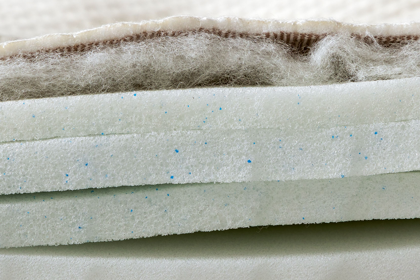 冷却ジェル入りの低反発ウレタンフォーム