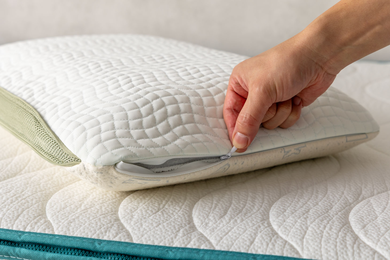 カバーの脱着用のファスナー