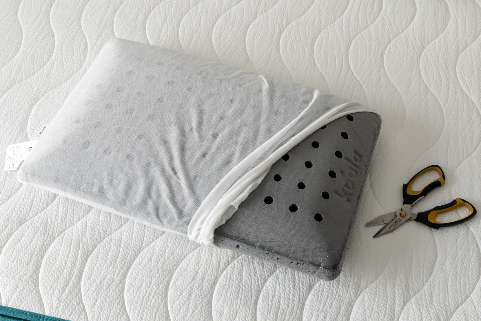 ハサミで保護カバーを切る