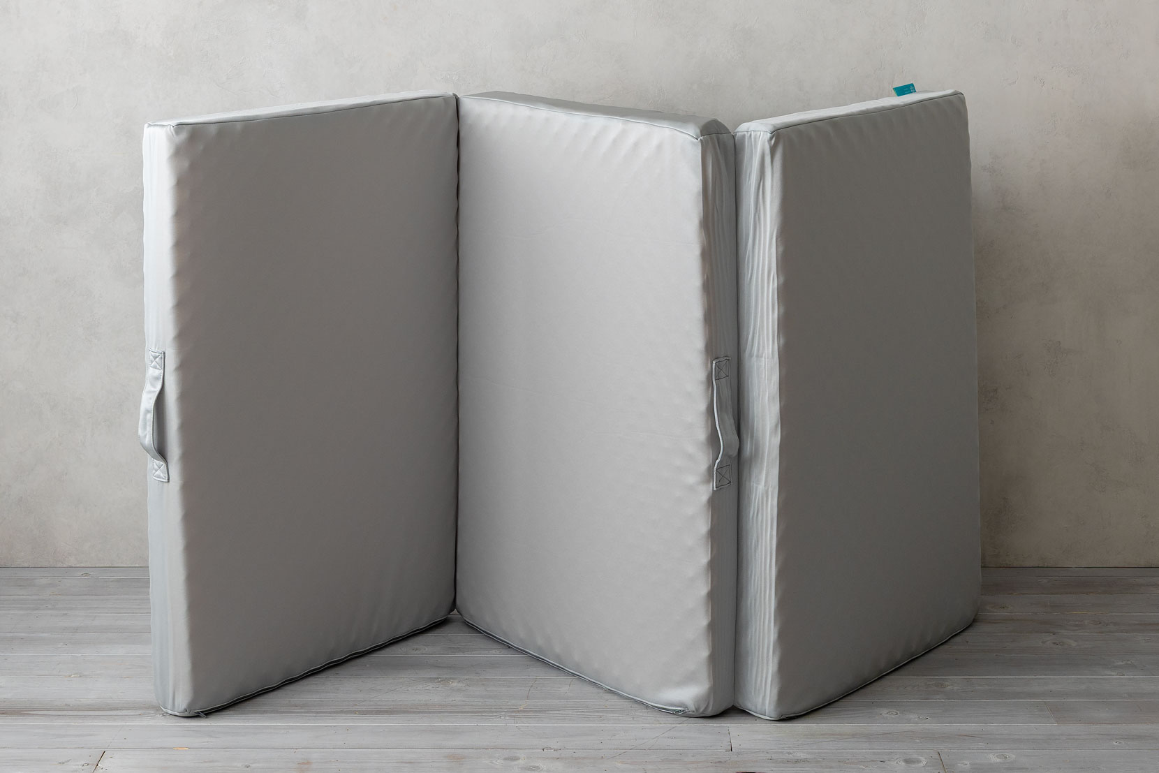 マットレスを立てかける