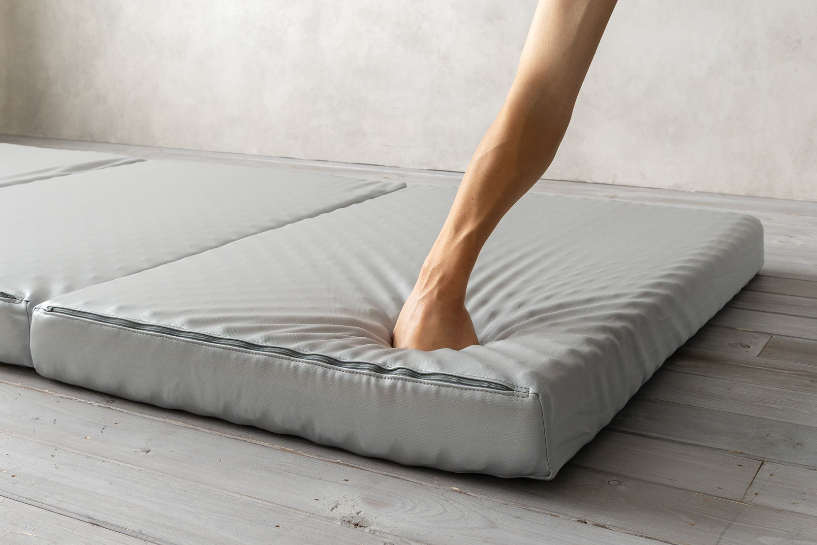 耐久性(マットレスを手で押す)