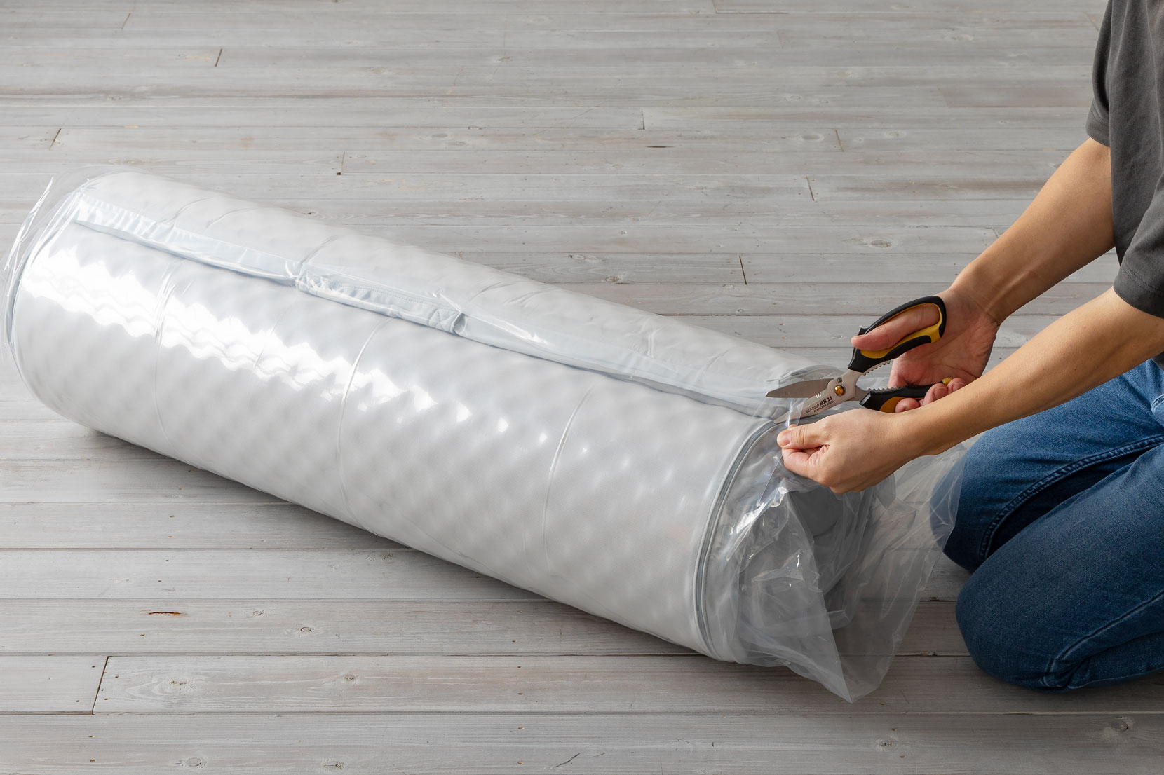 外側のビニールを切る