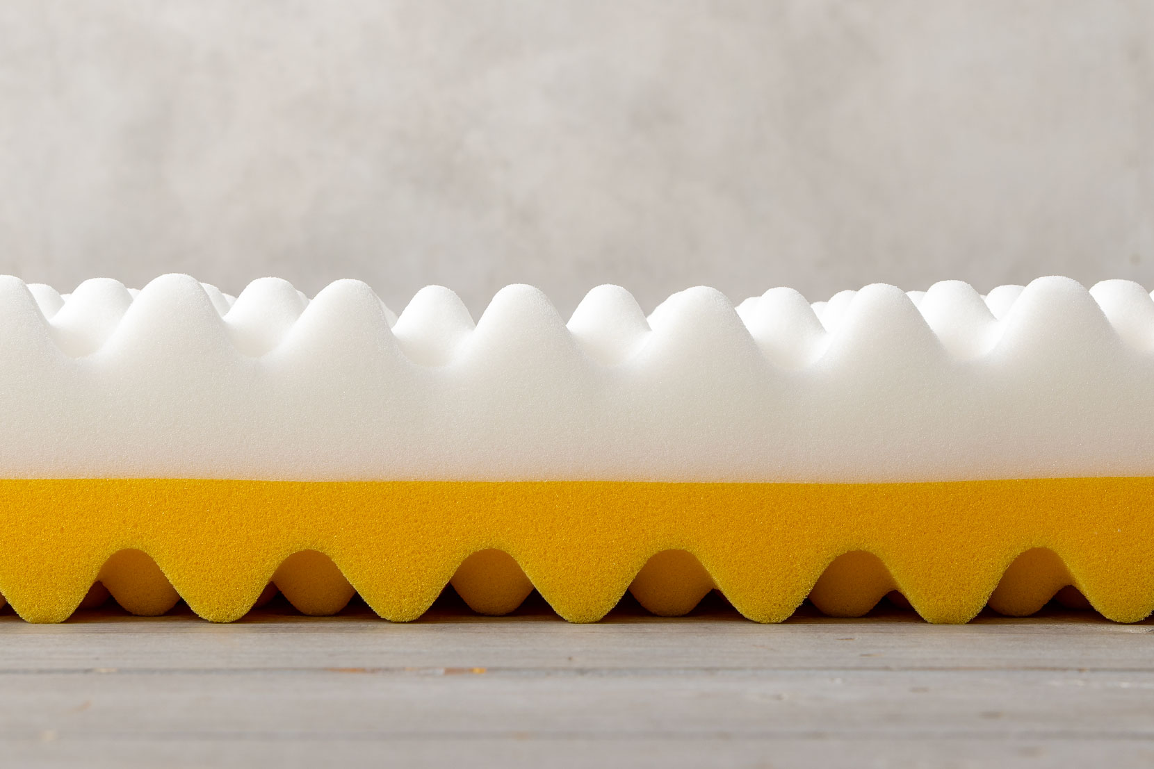 春夏面（白が上）のウレタンフォーム