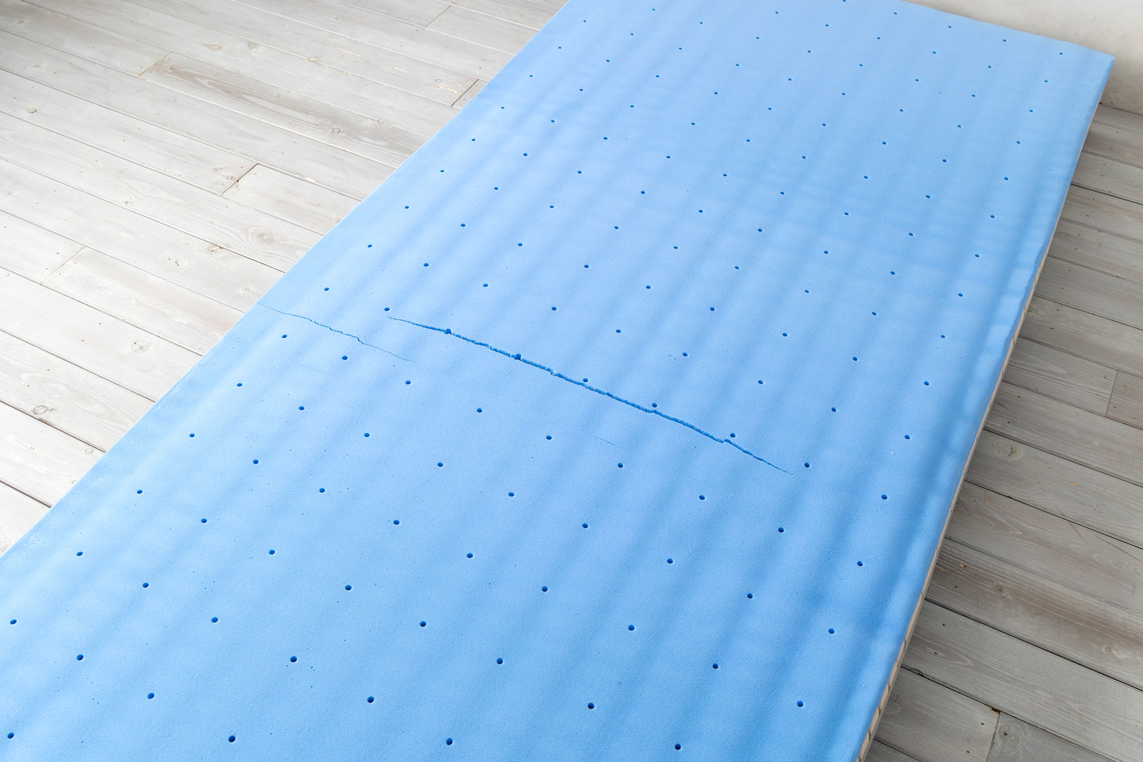 ウレタンフォームの亀裂