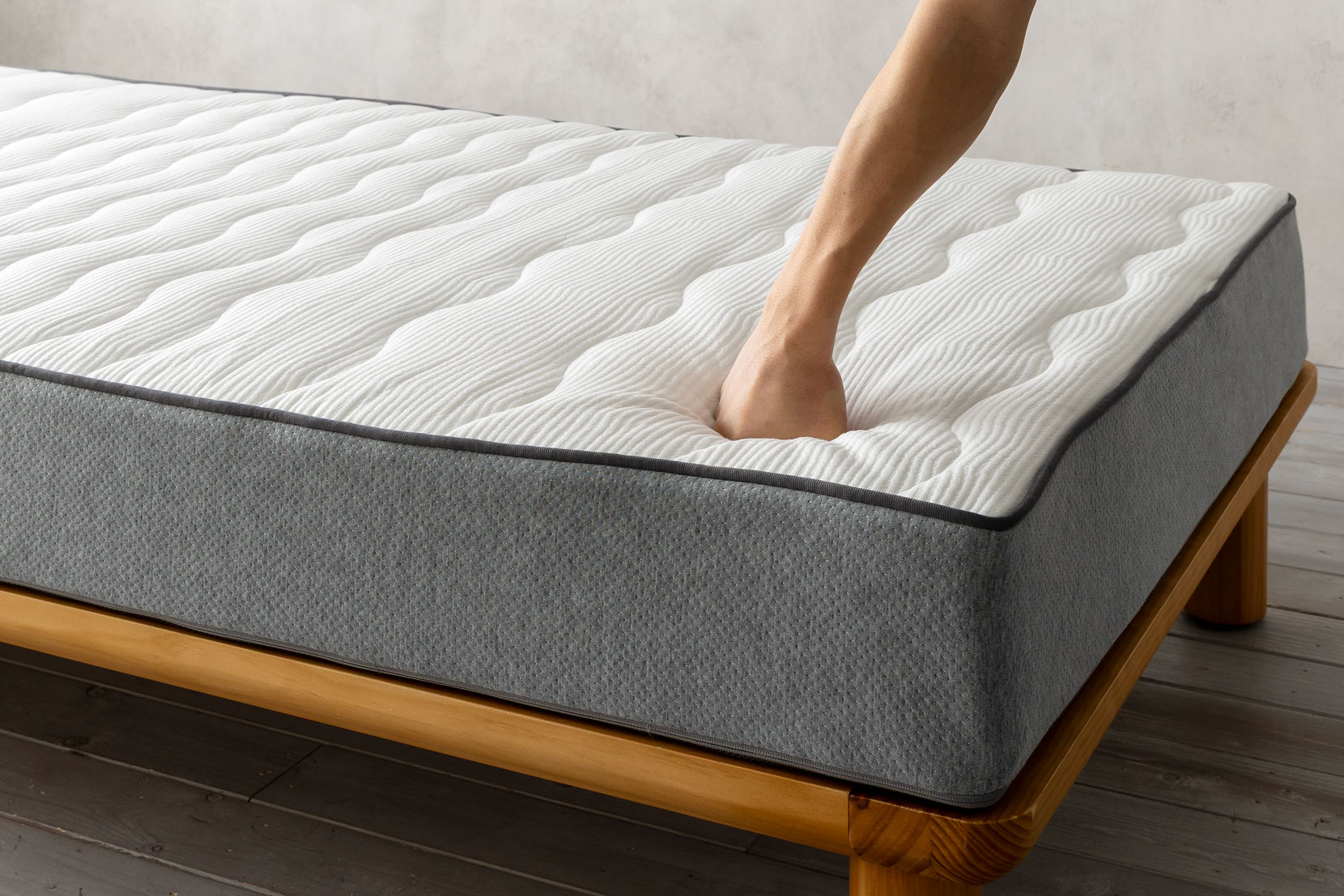 耐久性のチェック（マットレスを手で押す）