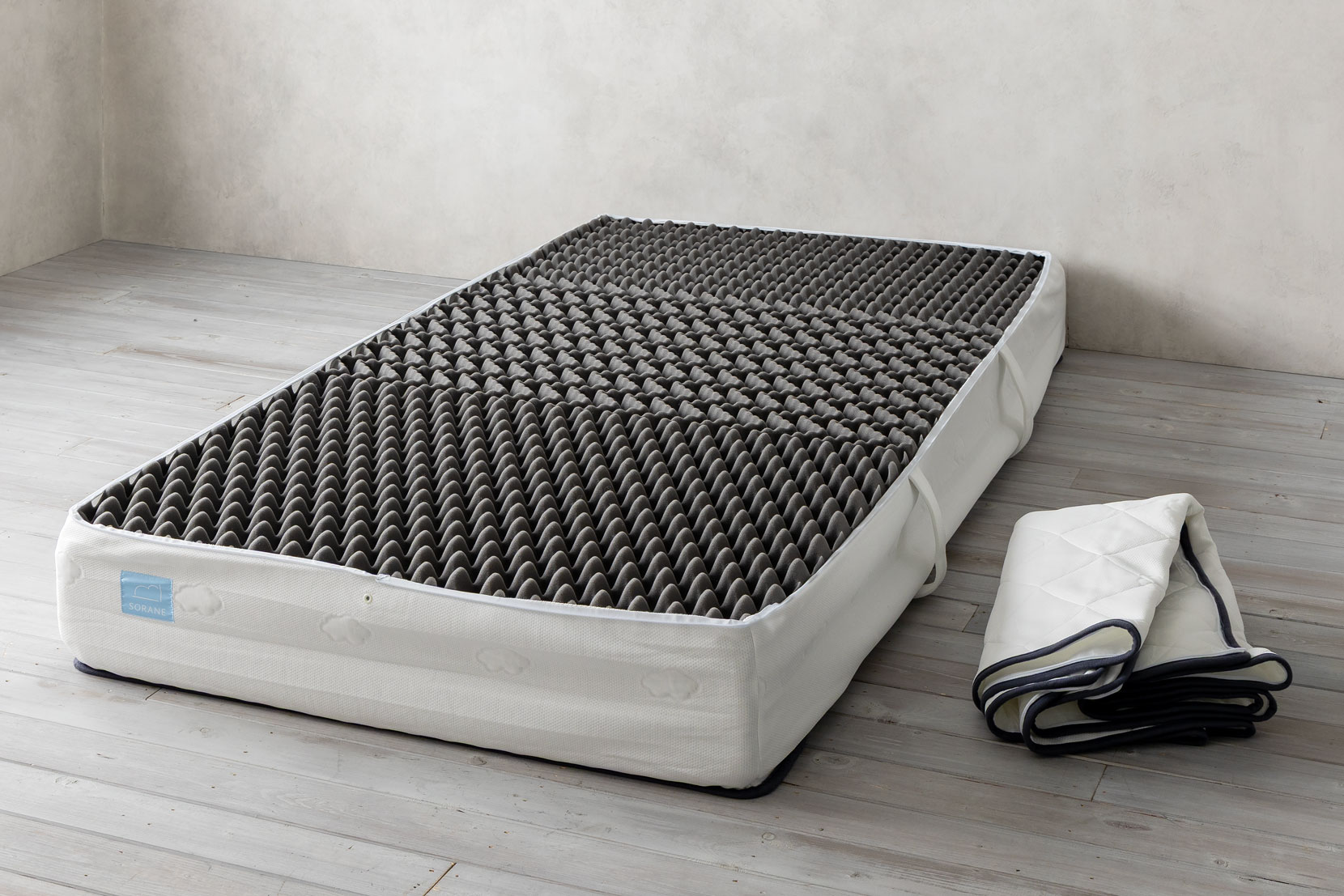 カバーが上下で分離する仕様