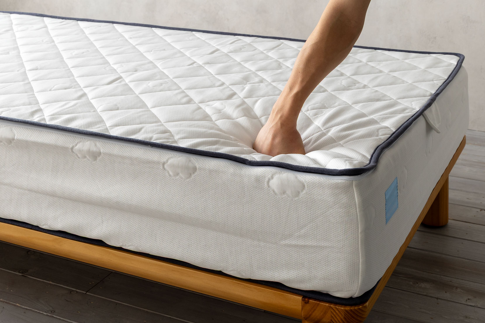 耐久性のチェック(マットレスを手で押す)