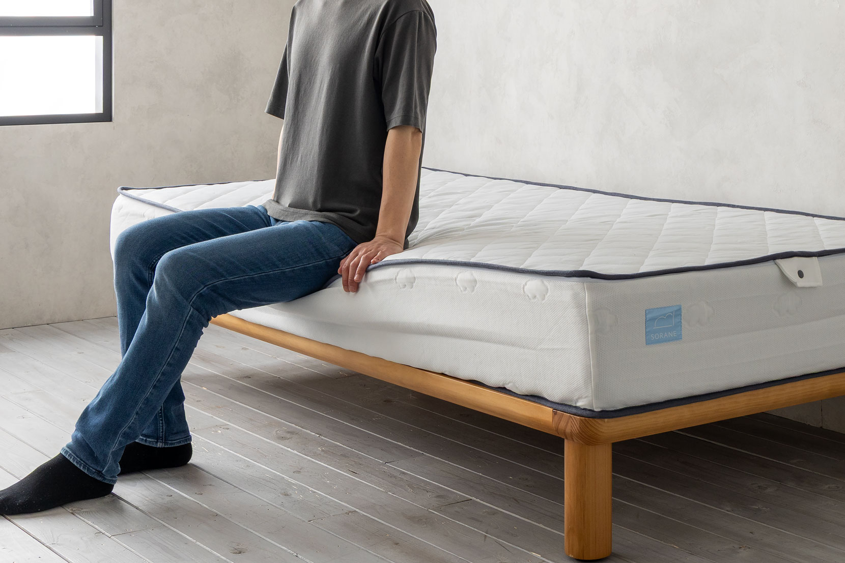 座るとかなり沈み込みが深くなる