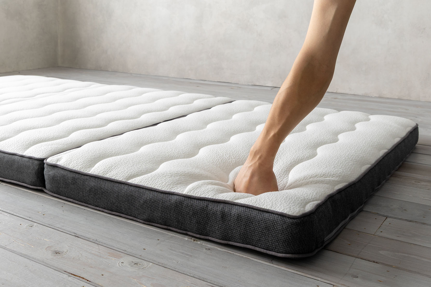 耐久性(マットレスを手で押す)