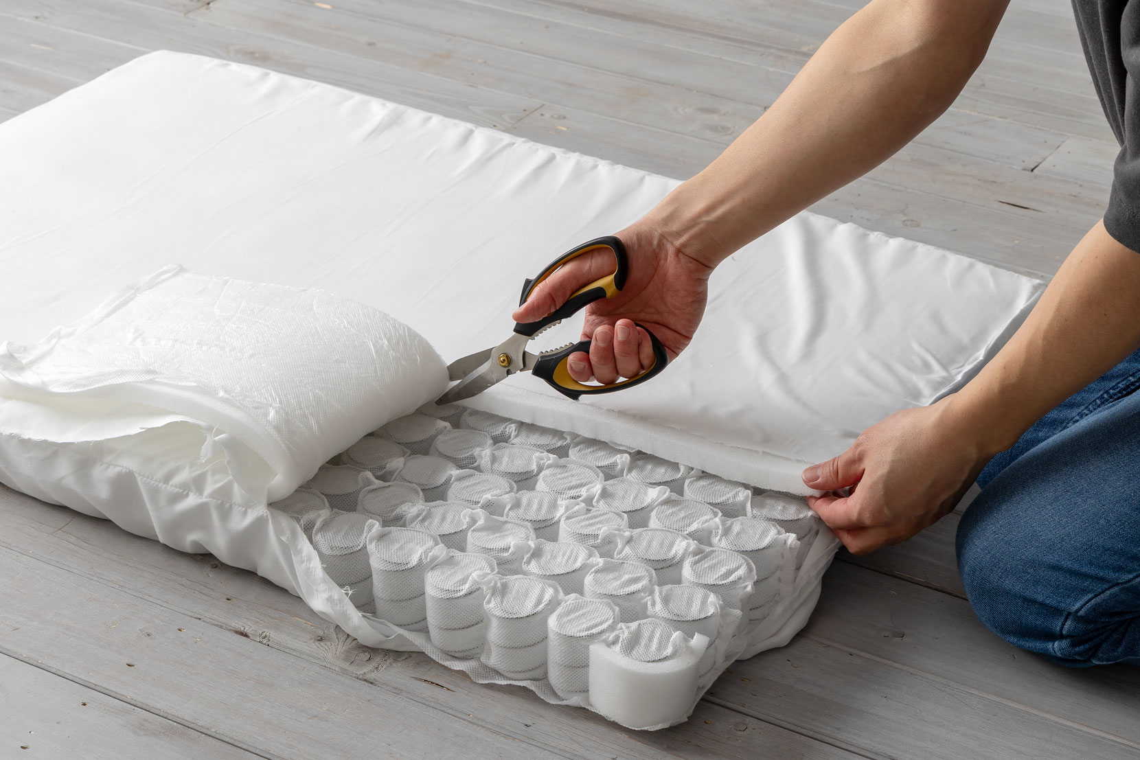 保護カバーをハサミで切る