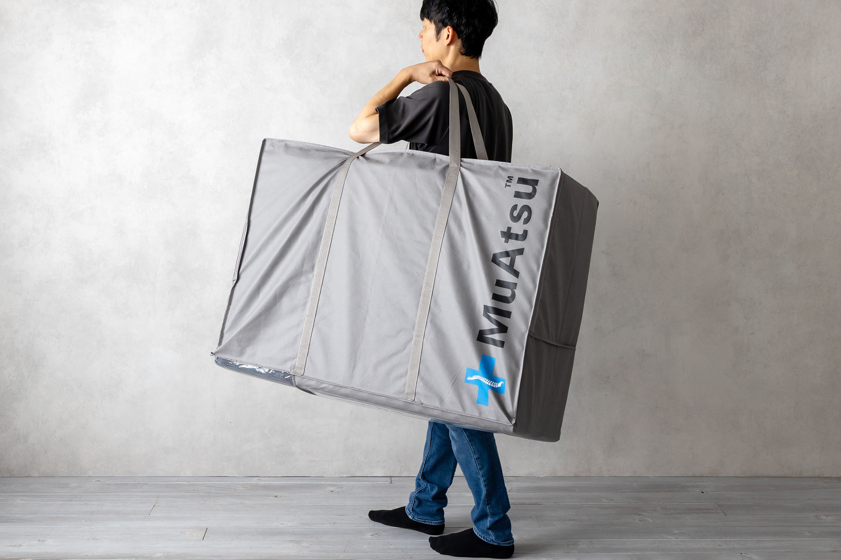 収納ケースをかつぐ