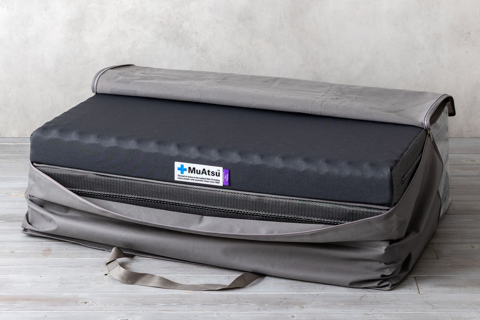 専用ケースのファスナーを開ける